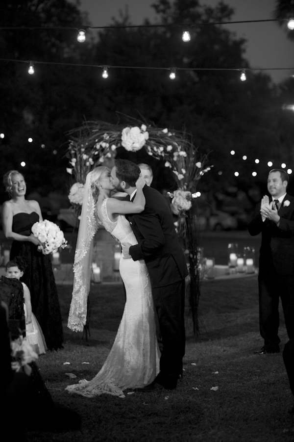 Black, white, and gold wedding at Austin Museum of Art in Austin, Texas, photos by Ashley Garmon Photography | via junebugweddings.com Black, white, and gold wedding at Austin Museum of Art in Austin, Texas, photos by Ashley Garmon Photography | via junebugweddings.com