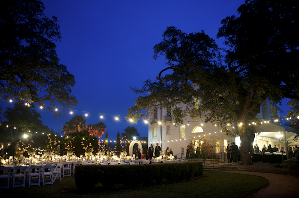 Black, white, and gold wedding at Austin Museum of Art in Austin, Texas, photos by Ashley Garmon Photography | via junebugweddings.com Laguna Gloria, Austin, Texas