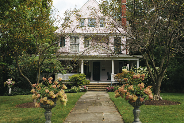 navy and pink garden wedding in Ohio, photo by Ely Brothers | via junebugweddings.com navy and pink garden wedding in Ohio, photo by Ely Brothers | via junebugweddings.com