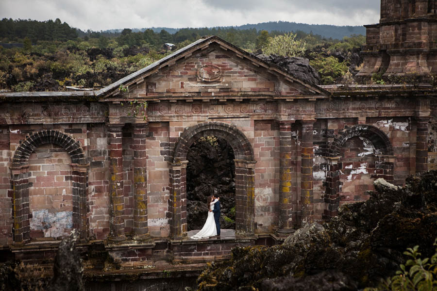 Romantic-Post-Wedding-Shoot-San-Juan-Parangaricutiro-Jorge-Kick (9 of 25)