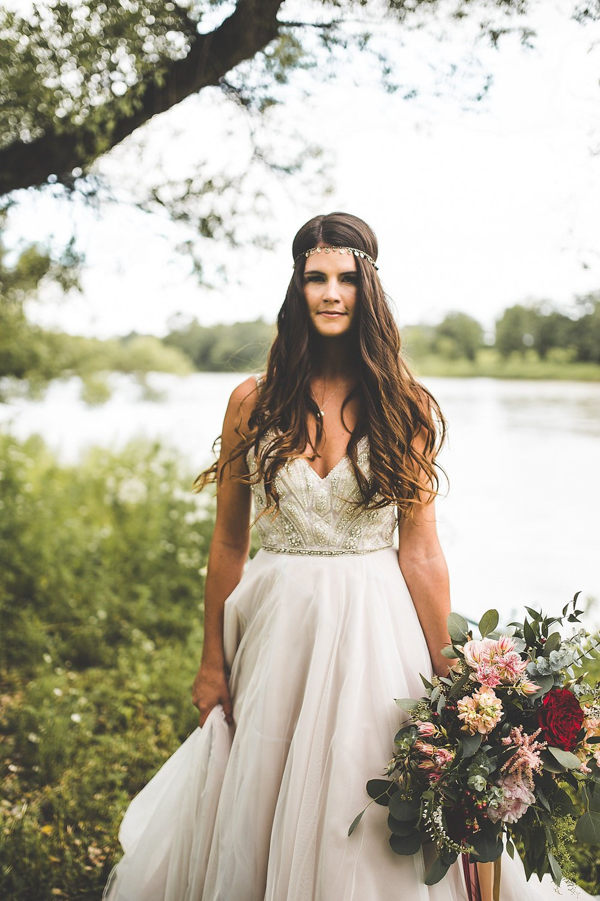 this-wedding-inspiration-proves-that-gold-blush-and-red-is-the-most-romantic-color-palette-16