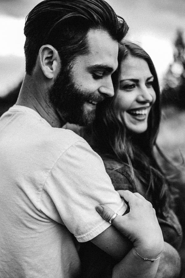 Cozy-Cliffside-Couple-Portraits-at-Smith-Rock-Erin-Wheat-17