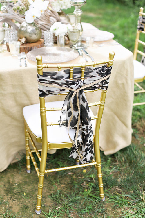 Safari inspired wedding table decor and floral design, photos by Kay English Photography via junebugweddings.com Safari inspired wedding table decor and floral design, photos by Kay English Photography via junebugweddings.com