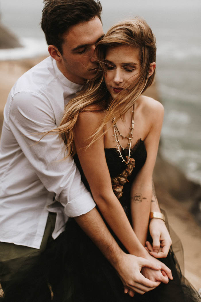 darkly-romantic-cape-kiwanda-elopement-inspiration-d-albrecht-photography-21