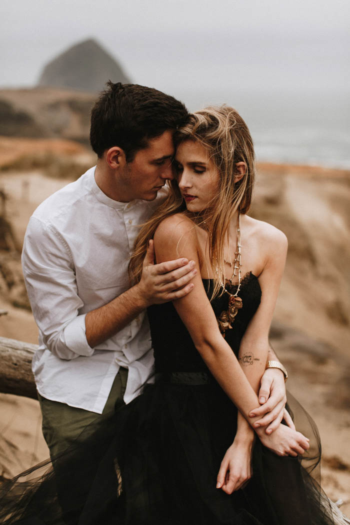 darkly-romantic-cape-kiwanda-elopement-inspiration-d-albrecht-photography-23