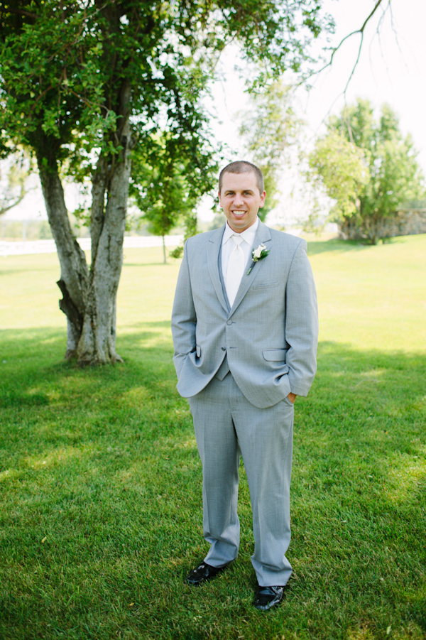 sunny rustic barn wedding in Michigan with photos by Dan Stewart | via junebugweddings.com sunny rustic barn wedding in Michigan with photos by Dan Stewart | via junebugweddings.com