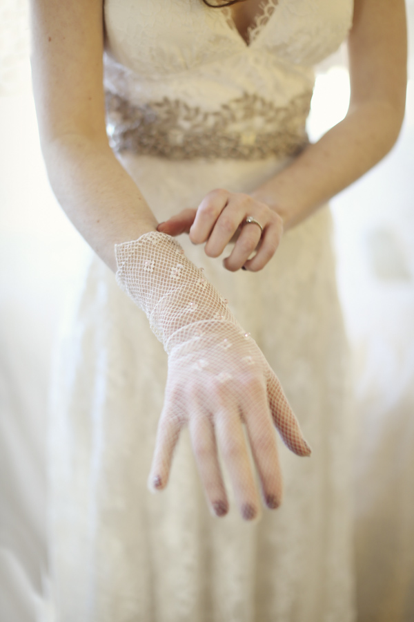 warm and cozy winter wedding, photo by Alison Conklin Photography | via junebugweddings.com warm and cozy winter wedding, photo by Alison Conklin Photography | via junebugweddings.com