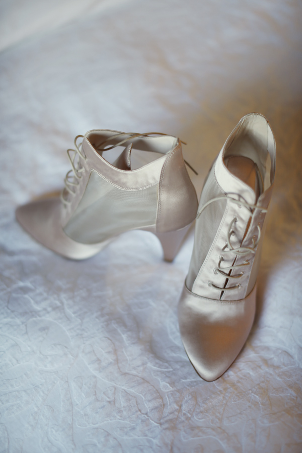 warm and cozy winter wedding, photo by Alison Conklin Photography | via junebugweddings.com warm and cozy winter wedding, photo by Alison Conklin Photography | via junebugweddings.com