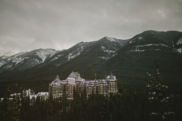 white and gold winter wedding at Fairmont Banff Springs, photo by Gabe McClintock | via junebugweddings.com white and gold winter wedding at Fairmont Banff Springs, photo by Gabe McClintock | via junebugweddings.com