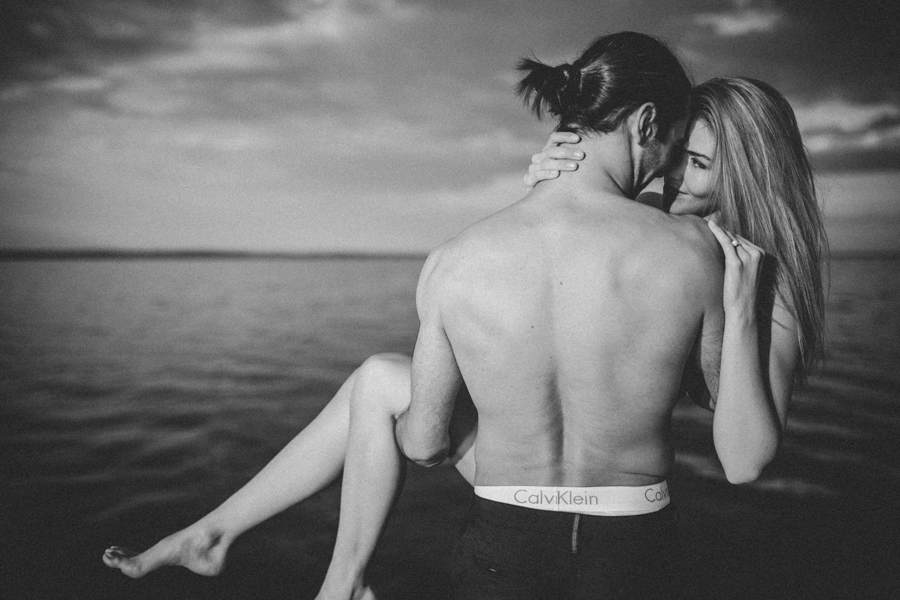from-the-cabin-to-the-dock-this-pigeon-lake-engagement-is-both-cozy-and-hot-25