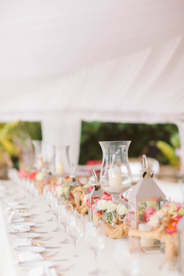 intimate beach wedding rustic chic table decor, photo by Chris Glenn | via junebugweddings.com intimate beach wedding rustic chic table decor, photo by Chris Glenn | via junebugweddings.com