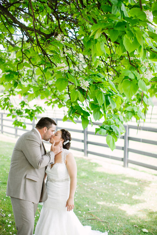 vintage metallic vineyard wedding in Michigan, photo by Dan Stewart Photography | via junebugweddings.com vintage metallic vineyard wedding in Michigan, photo by Dan Stewart Photography | via junebugweddings.com