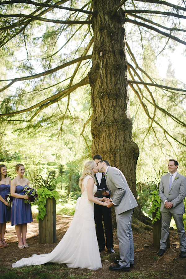 natural, outdoors wedding in Portland, Oregon at Hoyt Arboretum, wedding photo by Aaron Courter Photography | via junebugweddings.com natural, outdoors wedding in Portland, Oregon at Hoyt Arboretum, wedding photo by Aaron Courter Photography | via junebugweddings.com