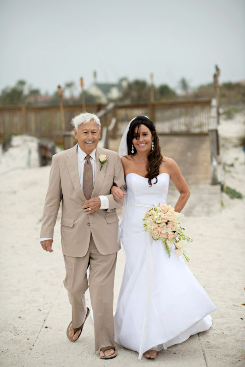 Clearwater, Florida beach wedding with a white, sand and pink wedding color palette, photo by Kristen Weaver | junebugweddings.com Clearwater, Florida beach wedding with a white, sand and pink wedding color palette, photo by Kristen Weaver | junebugweddings.com