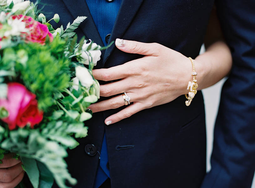 stunning-london-couple-portraits-and-engagement-ceremony-36