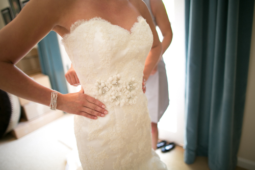 grey and coral wedding at Paradise Valley Country Club in Arizona with Photos by Jennifer Bowen Photography | via junebugweddings.com grey and coral wedding at Paradise Valley Country Club in Arizona with Photos by Jennifer Bowen Photography | via junebugweddings.com
