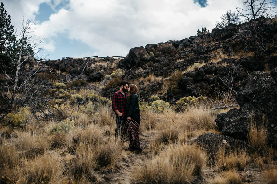 Cozy-Cliffside-Couple-Portraits-at-Smith-Rock-Erin-Wheat-9