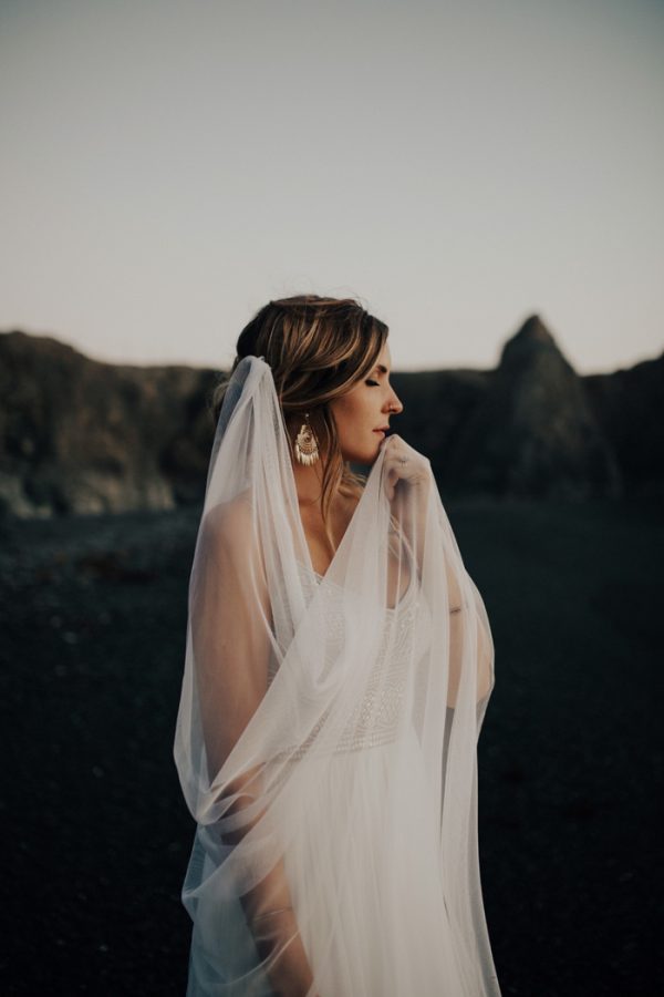 this-oceanside-wedding-at-shelter-cove-is-the-epitome-of-laid-back-chic-45-600x900