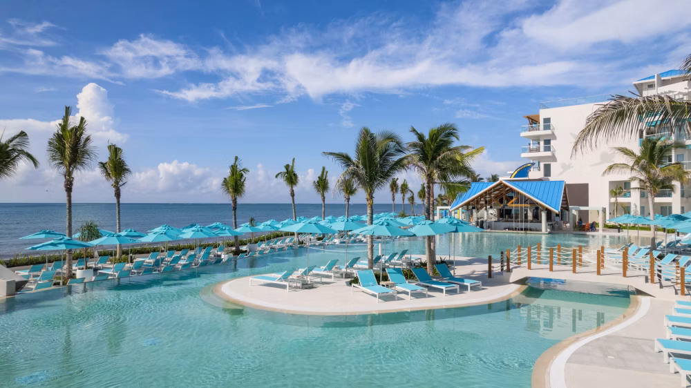 swim up bars at Margaritaville pool