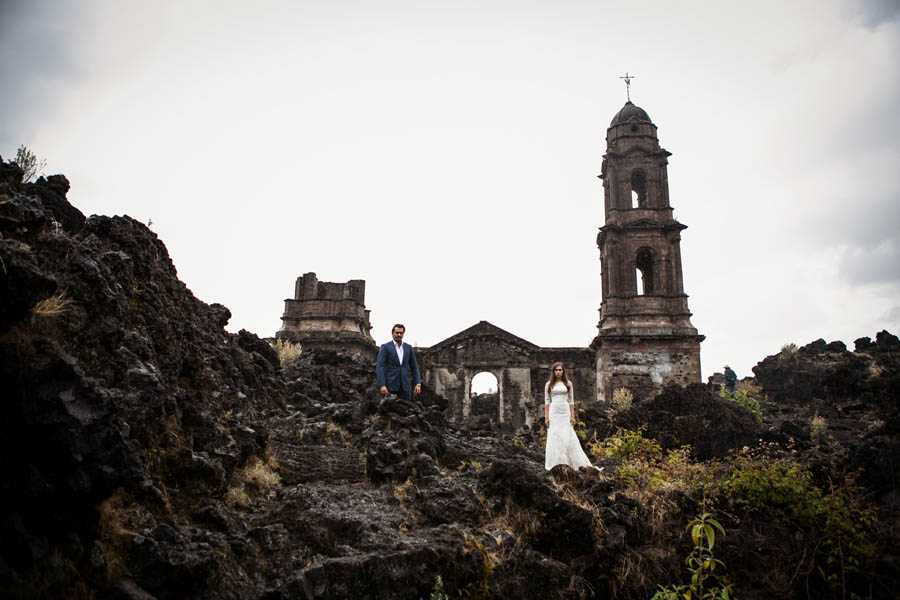 Romantic-Post-Wedding-Shoot-San-Juan-Parangaricutiro-Jorge-Kick (19 of 25)