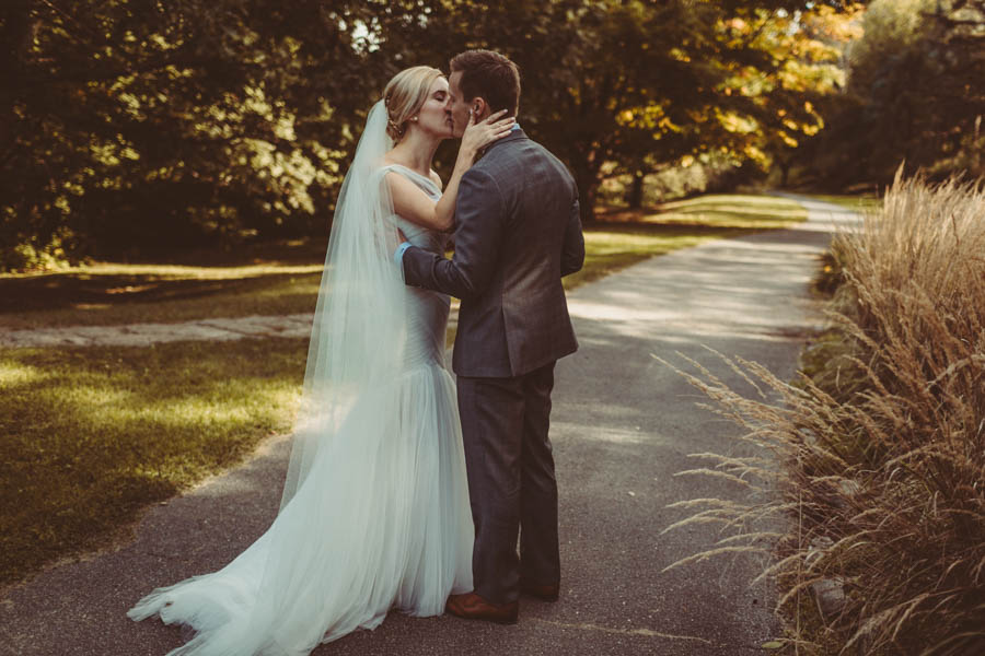 Modern-Classic-Ottawa-Wedding-Horticulture-Building-11
