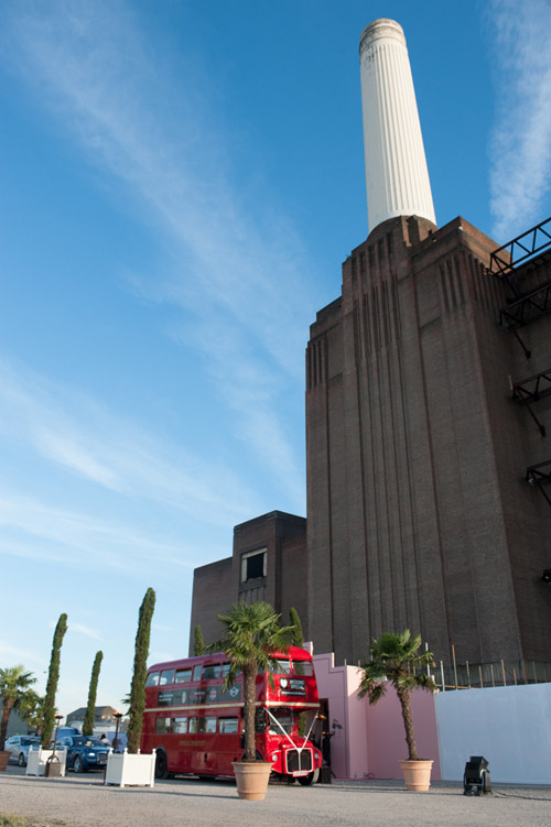 London wedding at Battersea Power Station by MarkNiemierko, photos by Jeremy Enness | via junebugweddings.com London wedding at Battersea Power Station by MarkNiemierko, photos by Jeremy Enness | via junebugweddings.com