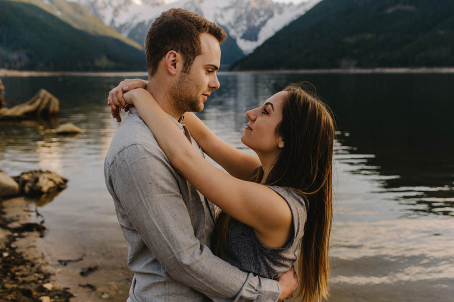 the-views-are-unreal-in-this-breathtaking-bridal-veil-falls-engagement-shoot-11