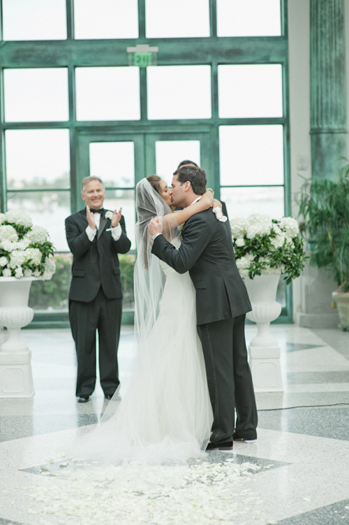 white on white wedding at the historic Flagler Museum in Palm Beach, Florida - photos by Bee Photographie white on white wedding at the historic Flagler Museum in Palm Beach, Florida - photos by Bee Photographie