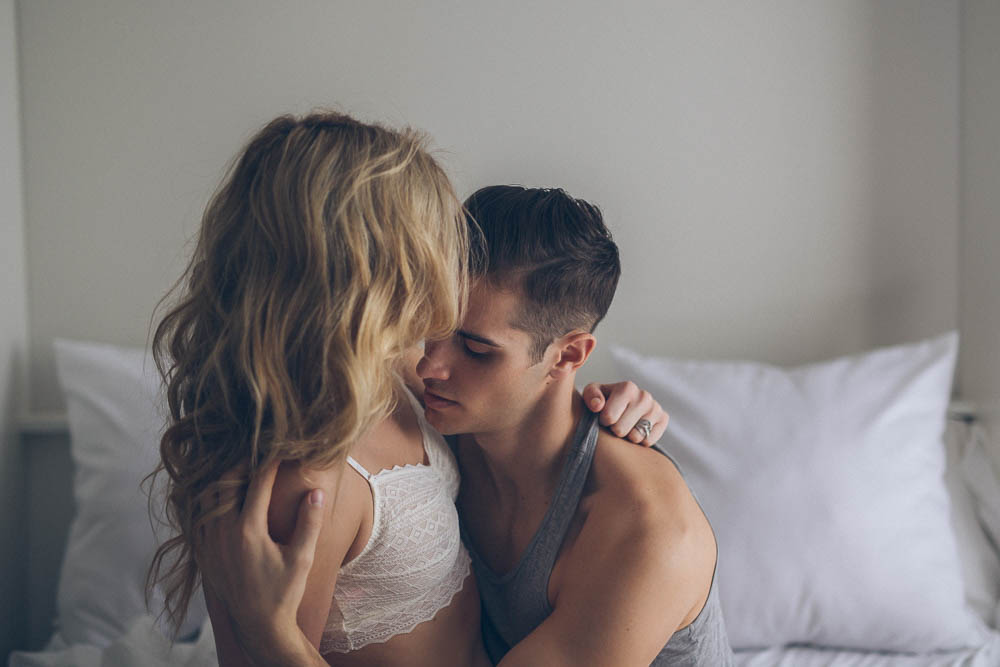 Sexy-Pillow-Fight-Couple-Boudoir (3 of 15)