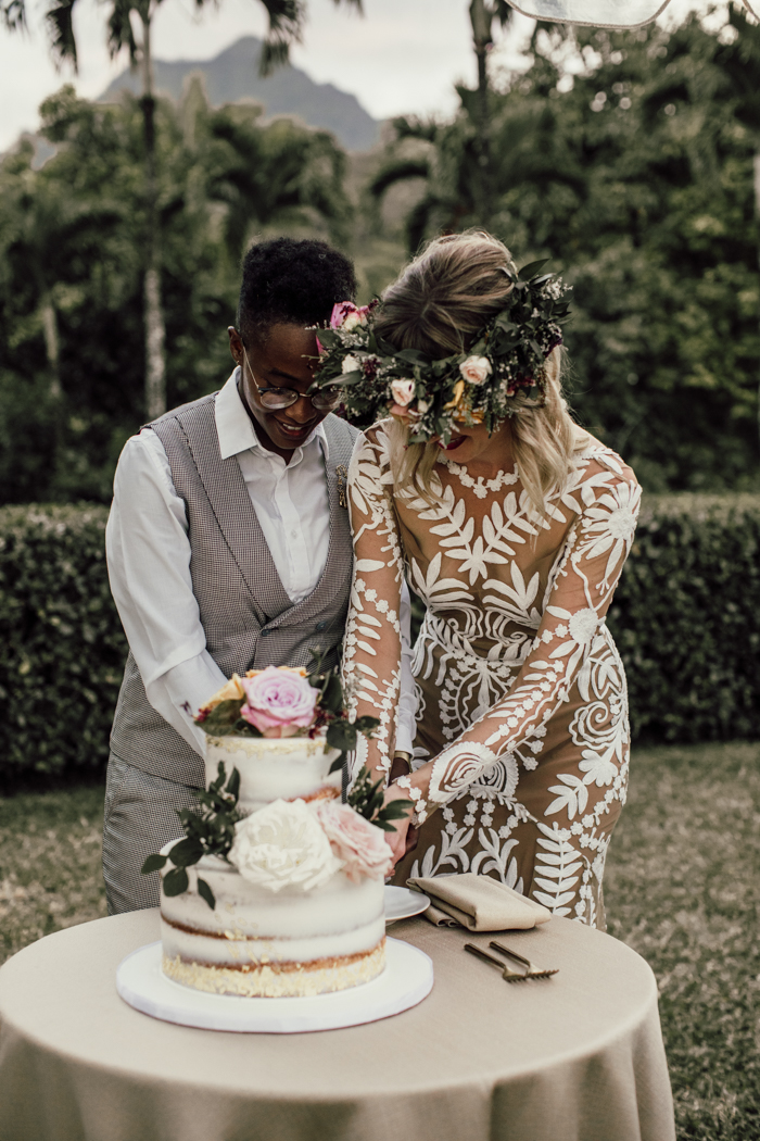 cake cutting dress Glamorous Wedding Cake Cutting Wedding Cakes & Desserts