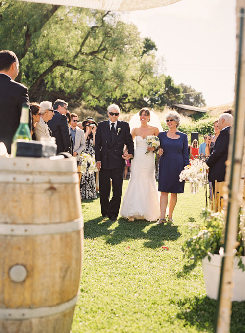 rustic yellow and champagne vineyard wedding in Santa Ynez, CA - photos by Michelle Warren Photography| jvia unebugweddings.com rustic yellow and champagne vineyard wedding in Santa Ynez, CA - photos by Michelle Warren Photography| jvia unebugweddings.com