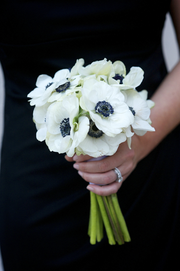 Black, white, and gold wedding at Austin Museum of Art in Austin, Texas, photos by Ashley Garmon Photography | via junebugweddings.com Black, white, and gold wedding at Austin Museum of Art in Austin, Texas, photos by Ashley Garmon Photography | via junebugweddings.com
