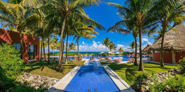 destination wedding venue Zoetry Parasio de la Bonita in Riviera Maya, photo by Zasil Studio | via junebugweddings.com destination wedding venue Zoetry Parasio de la Bonita in Riviera Maya, photo by Zasil Studio | via junebugweddings.com