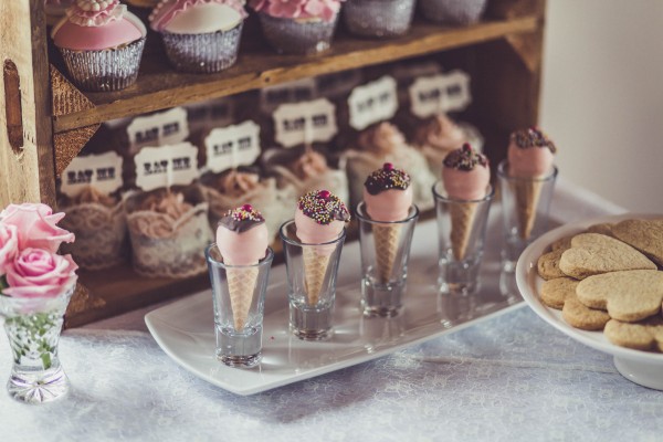 Sweet-English-Wedding-The-Great-Hall-at-Mains-Claire-Penn-Photography-28-of-33-600x400