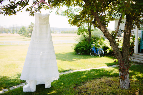 sunny rustic barn wedding in Michigan with photos by Dan Stewart | via junebugweddings.com sunny rustic barn wedding in Michigan with photos by Dan Stewart | via junebugweddings.com