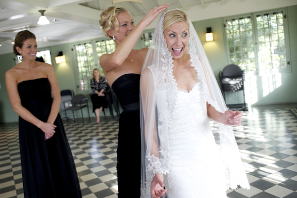 Black, white, and gold wedding at Austin Museum of Art in Austin, Texas, photos by Ashley Garmon Photography | via junebugweddings.com Black, white, and gold wedding at Austin Museum of Art in Austin, Texas, photos by Ashley Garmon Photography | via junebugweddings.com