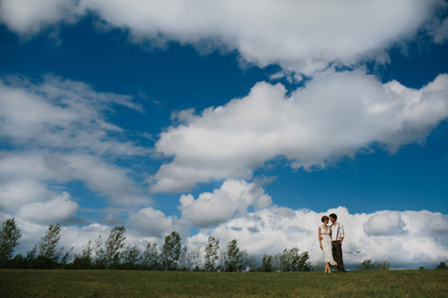 Vintage backyard farm wedding in South Dakota - photos by Bryan and Mae | via junebugweddings.com Vintage backyard farm wedding in South Dakota - photos by Bryan and Mae | via junebugweddings.com