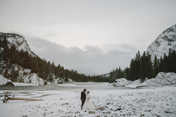 white and gold winter wedding at Fairmont Banff Springs, photo by Gabe McClintock | via junebugweddings.com white and gold winter wedding at Fairmont Banff Springs, photo by Gabe McClintock | via junebugweddings.com
