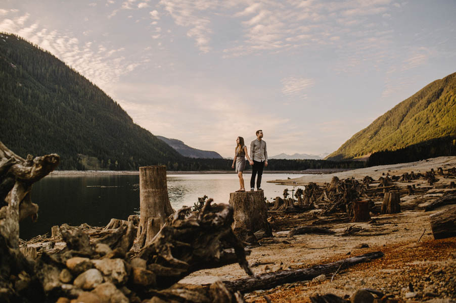 the-views-are-unreal-in-this-breathtaking-bridal-veil-falls-engagement-shoot-12