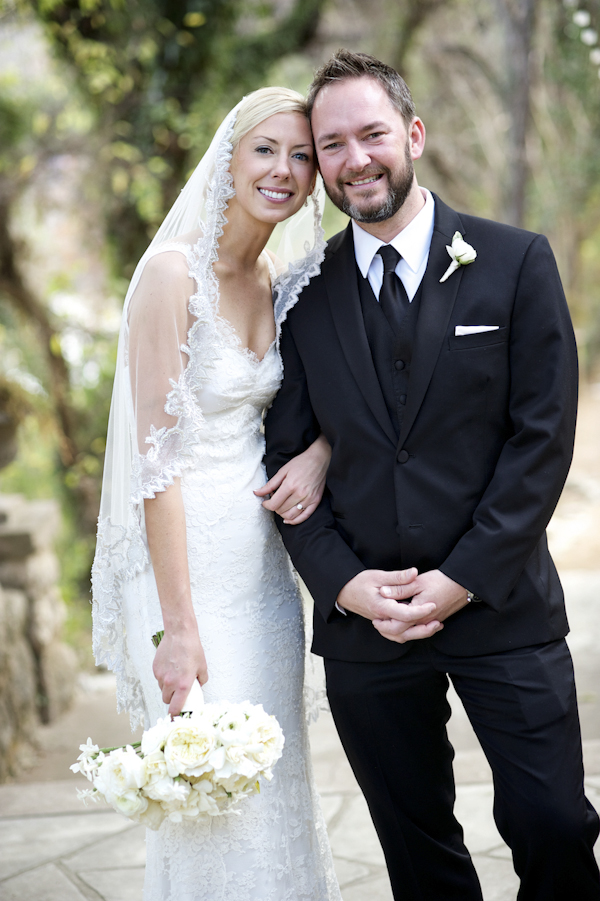 Black, white, and gold wedding at Austin Museum of Art in Austin, Texas, photos by Ashley Garmon Photography | via junebugweddings.com Black, white, and gold wedding at Austin Museum of Art in Austin, Texas, photos by Ashley Garmon Photography | via junebugweddings.com