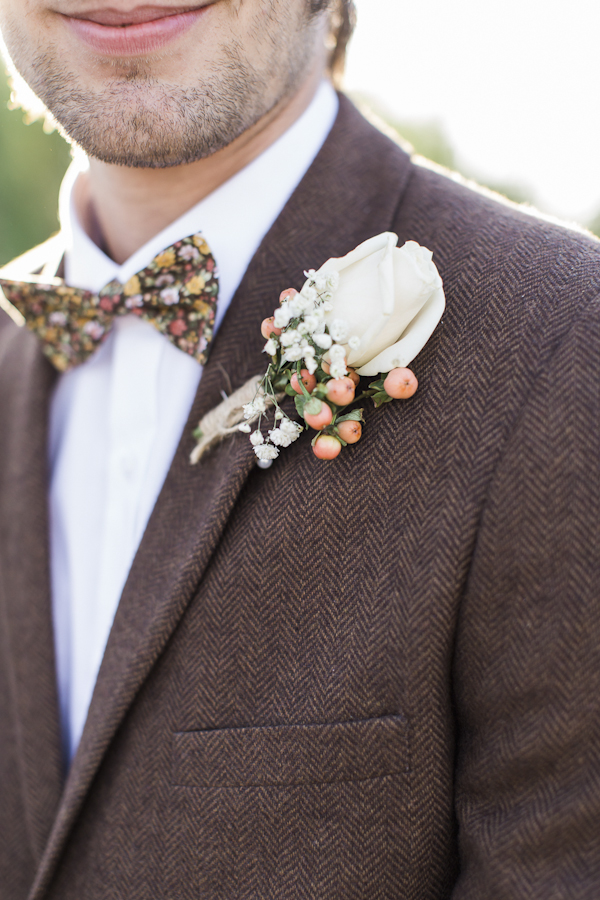 rustic boutonniere, photo by Rachel Solomon | via junebugweddings.com rustic boutonniere, photo by Rachel Solomon | via junebugweddings.com