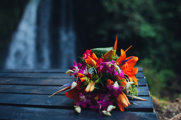 tropical elopement in Costa Rica, photo by Costa Vida Photography | via junebugweddings.com tropical elopement in Costa Rica, photo by Costa Vida Photography | via junebugweddings.com