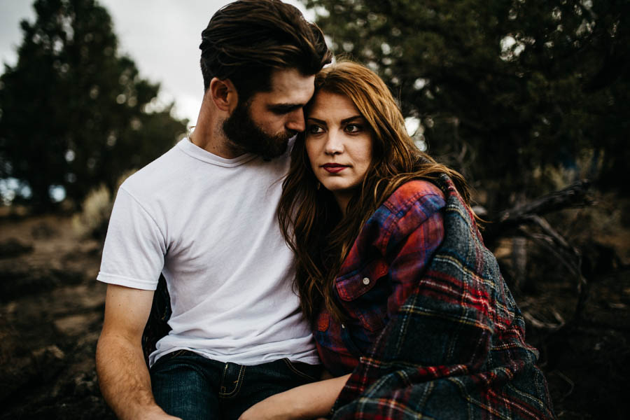 Cozy-Cliffside-Couple-Portraits-at-Smith-Rock-Erin-Wheat-14