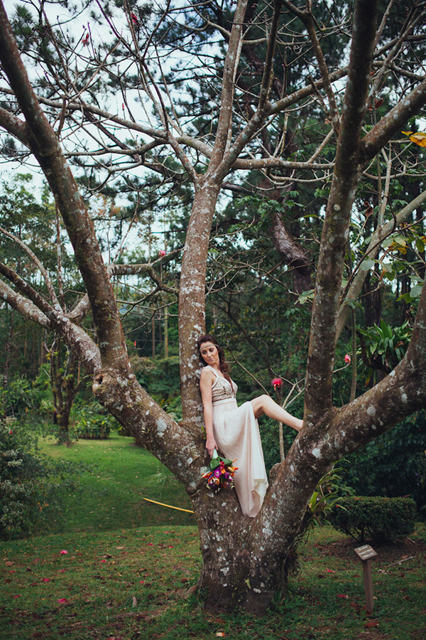 tropical elopement in Costa Rica, photo by Costa Vida Photography | via junebugweddings.com tropical elopement in Costa Rica, photo by Costa Vida Photography | via junebugweddings.com