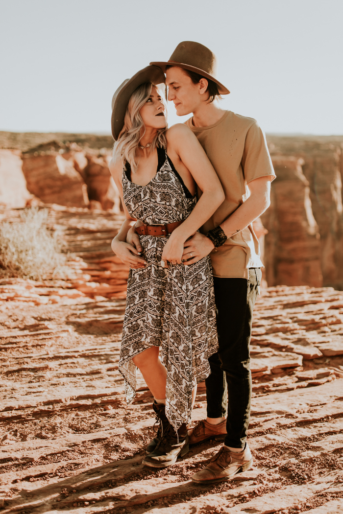 jaw-dropping-destination-engagement-session-at-horseshoe-bend-4