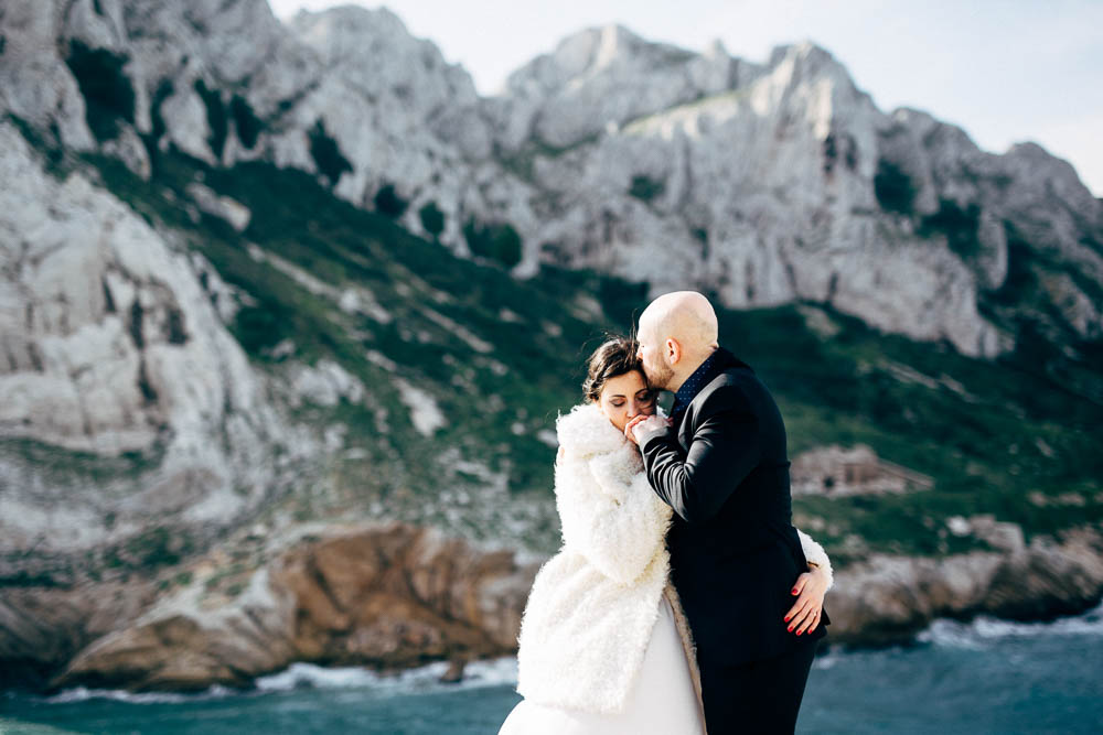 Chilly-Waterfront-Engagement-Near-Marseille-Laurent-Brouzet (20 of 24)