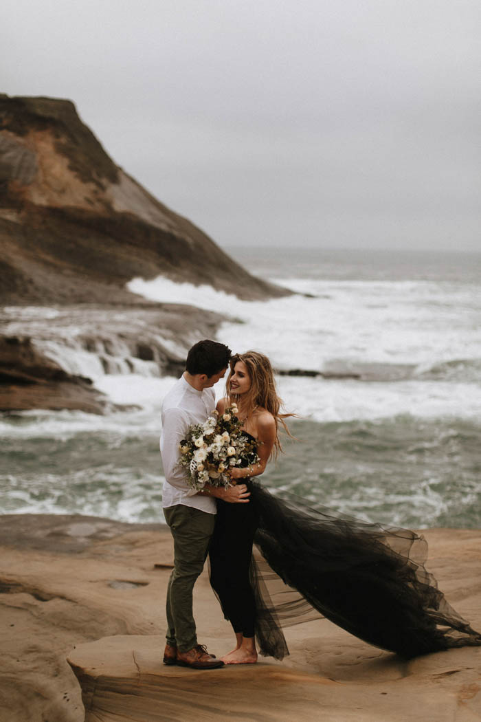 darkly-romantic-cape-kiwanda-elopement-inspiration-d-albrecht-photography-33
