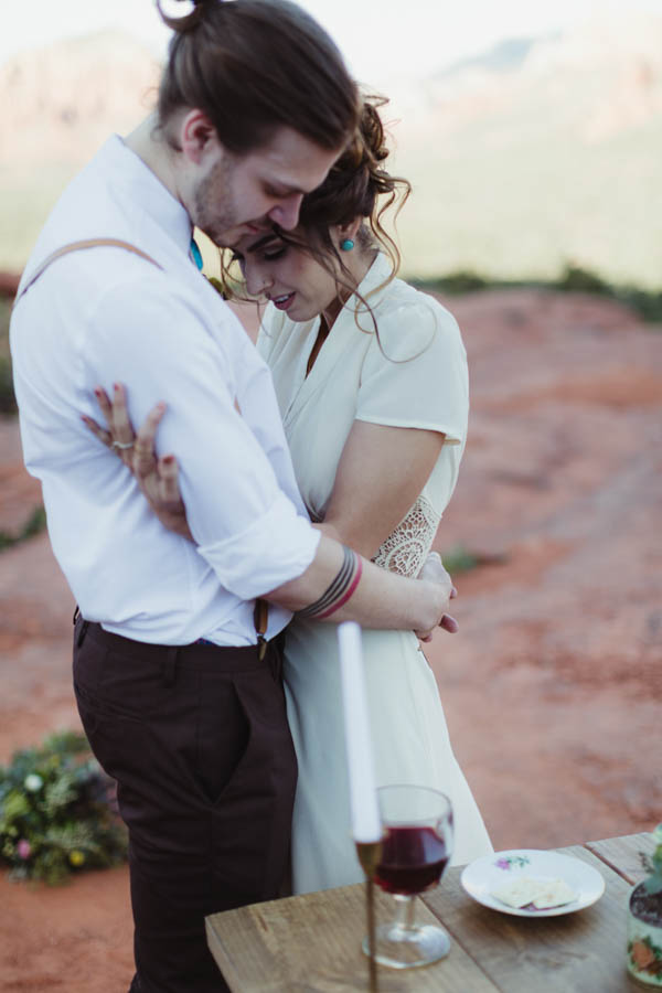 vintage-inspired-sedona-elopement-at-yavapai-point-overlooking-bell-rock-andy-roberts-photography-21