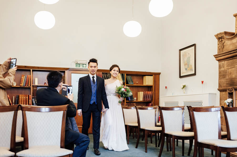 stunning-london-couple-portraits-and-engagement-ceremony-29