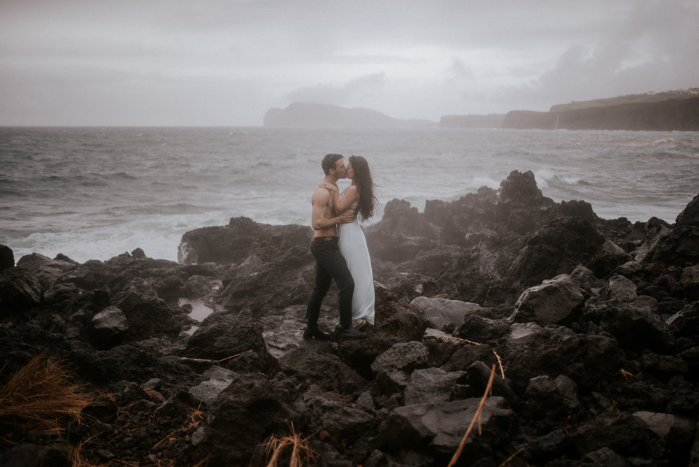 sensual-island-couple-portraits-in-portugal-5